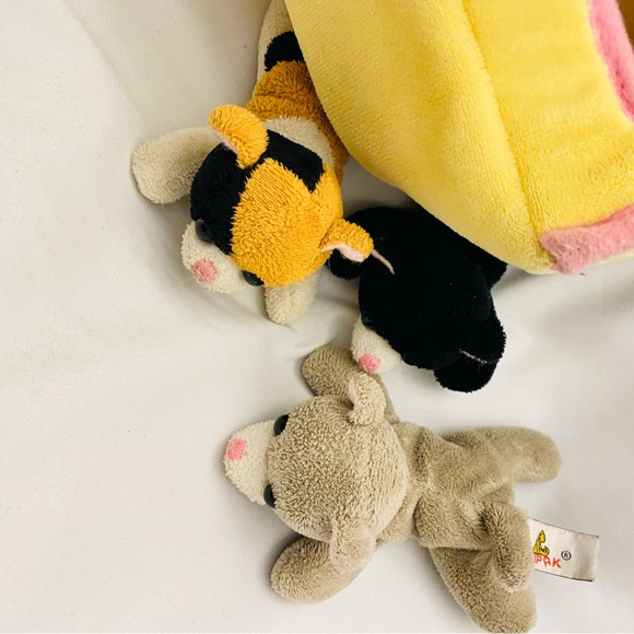 Unipak Plush Cat House 3 Finger Puppet Cats in Play Kitten House Carrying Case - Picture 4 of 14